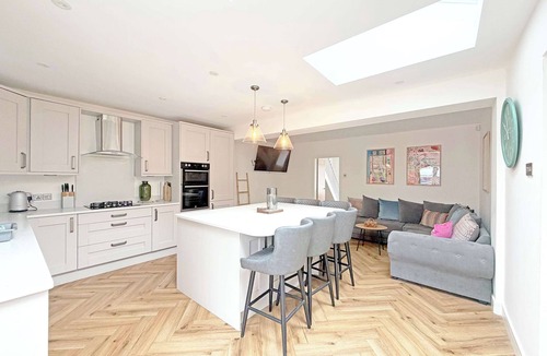 Acomb Apartment | Stylish Apartment w/Parking Near York City Centre
