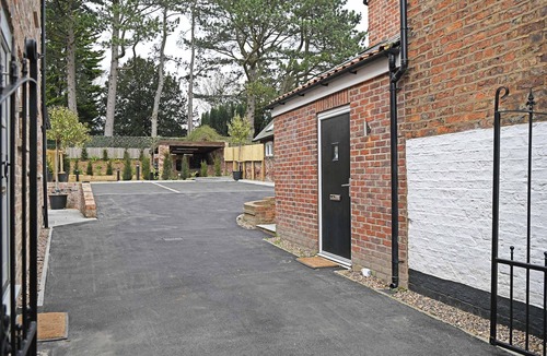 Acomb Apartment | Stylish Apartment w/Parking Near York City Centre
