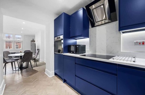 Didsbury Apartment | Stylish Central Apartment with Workspace