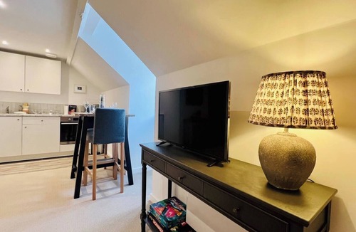 Bury St Edmunds Apartment | Stylish Central Coach House Flat With Parking