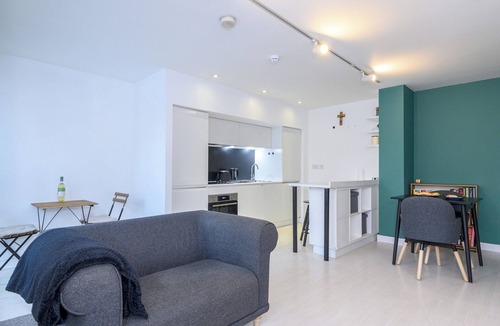 Holbeck Apartment | Stylish Central Retreat in the Heart of Leeds - Pass the Keys