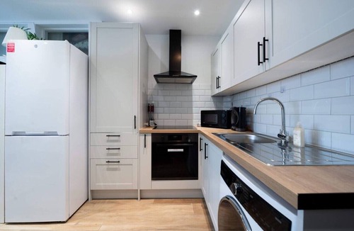 Tollington Apartment | Stylish Finsbury Park Flat | Lounge | Fast WiFi