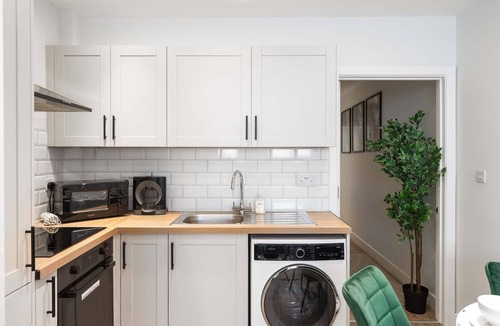 Tollington Apartment | Stylish Finsbury Park Flat | Lounge | Fast WiFi