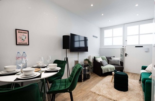 Tollington Apartment | Stylish Finsbury Park Flat | Lounge | Fast WiFi