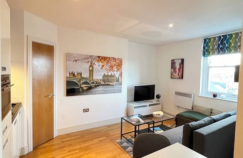 Clapham Apartment | Stylish flat in heart of Clapham 1 minute away from station