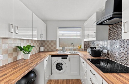 Great Houghton House | Stylish House Sleeps 5 Free Parking Fast Wifi Self-Check-In Yoko Property