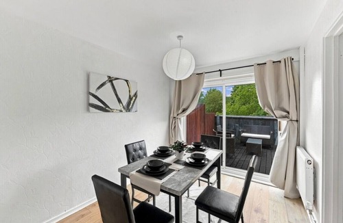 Great Houghton House | Stylish House Sleeps 5 Free Parking Fast Wifi Self-Check-In Yoko Property