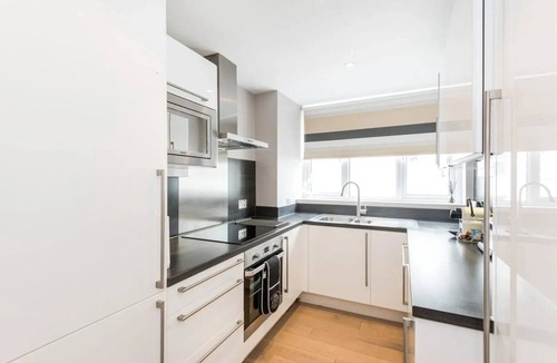 Queen's Gate Apartment | Stylish Kensington Apartment with Hyde Park View Terrace · Sleeps 4