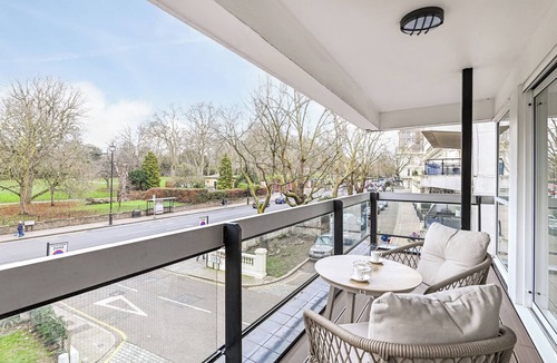 Queen's Gate Apartment | Stylish Kensington Apartment with Hyde Park View Terrace · Sleeps 4
