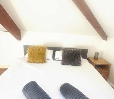 Newark Apartment | Stylish modern town-centre house, walk to station, Ideal for professionals & short stays