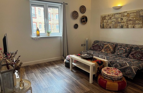 Northampton Apartment | Stylish Moroccan Apartment in City Centre. 2BR . Parking . Sleeps 6