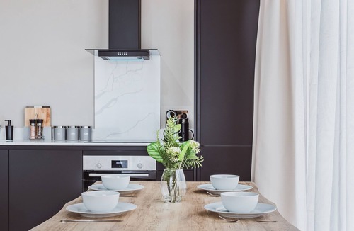 Sheldon Apartment | Stylish new-build FREE parking, 10min to BHX & NEC
