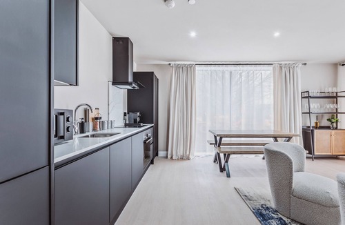 Sheldon Apartment | Stylish new-build FREE parking, 10min to BHX & NEC