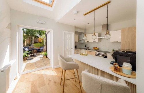 Headington House | Stylish Newly Renovated 3 Bedroom House with Parking - Shark View