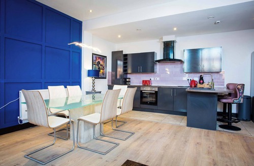 Warrington Apartment | Stylish NYC Apartment | 65” TV | Lux King beds