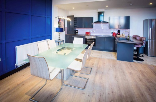 Warrington Apartment | Stylish NYC Apartment | 65” TV | Lux King beds