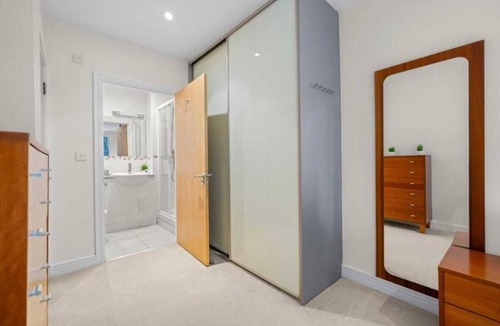East Molesey Apartment | Stylish Oasis Apartment & Garden