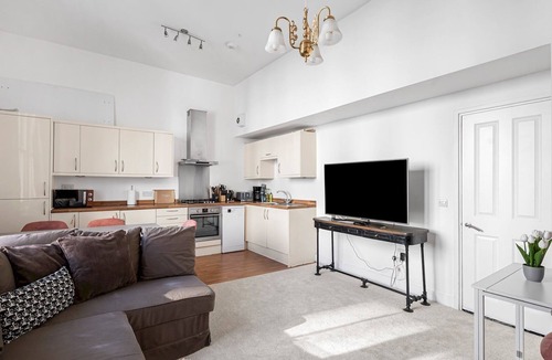 Pimlico Apartment | Stylish Open-Plan Living Gem in Victoria - Pass the Keys