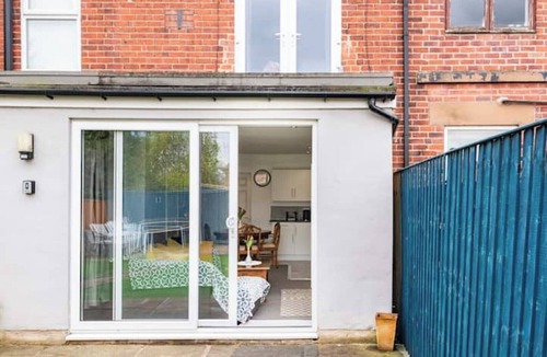 Hillsborough House | Stylish Private Guest Suite | Sleeps 5 | Free Parking |Near City & Peak District