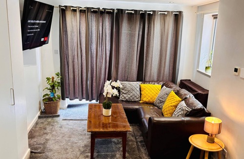 Hillsborough House | Stylish Private Guest Suite | Sleeps 5 | Free Parking |Near City & Peak District