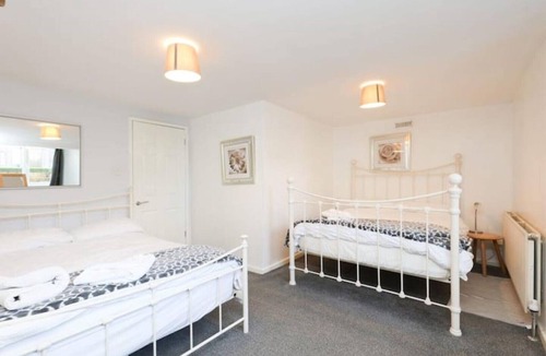 Hillsborough House | Stylish Private Guest Suite | Sleeps 5 | Free Parking |Near City & Peak District