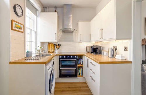 Saltaire Village House | Stylish Saltaire Cottage | Walk to Salts Mill | Parking & Fast WiFi