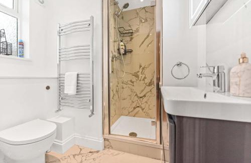 Warwick Apartment | Stylish Stay in Historic Eccleston Square
