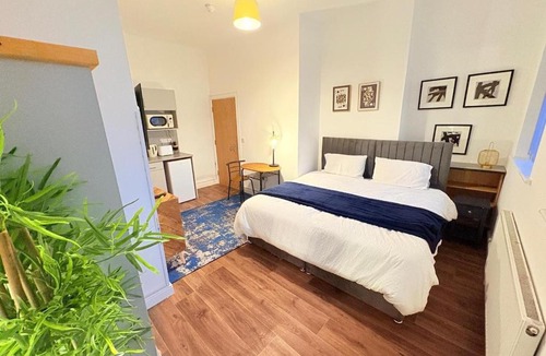 West Bromwich Apartment | Stylish Studio 4,Weekly,Monthly stay deals,Parking,Contractors,NHS staff,Families,Relocators, nr Sandwell hosp