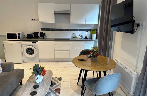 Holland Park Apartment | Stylish Studio Escape in West London