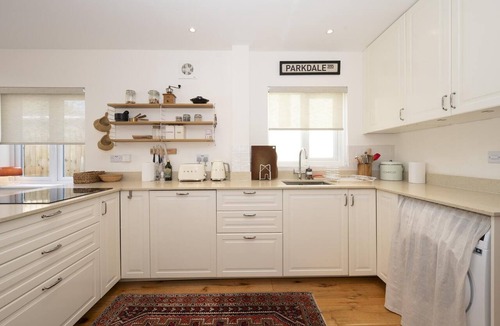 St. Mark's House | Stylish Surbiton Home | 7-Min Walk to Station - Pass the Keys