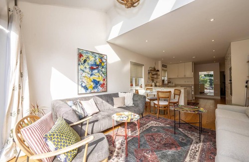 St. Mark's House | Stylish Surbiton Home | 7-Min Walk to Station - Pass the Keys