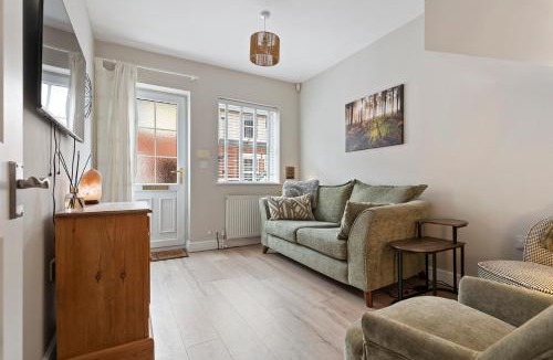 Heworth House | Stylish York Home Free Parking Sleeps 4 - Pass the Keys