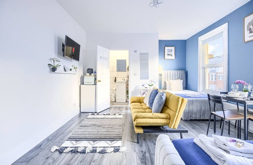 Hackney Central Apartment | Suite-Deluxe-Ensuite-Garden view-7