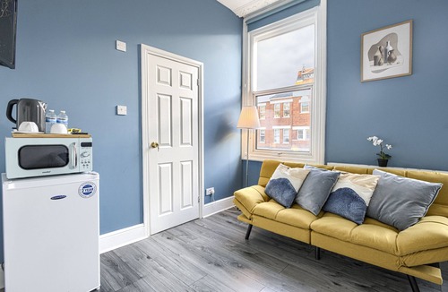 Hackney Central Apartment | Suite-Deluxe-Ensuite-Street View-6