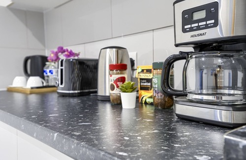 Hackney Central Apartment | Suite-Deluxe-Ensuite-Street View-6