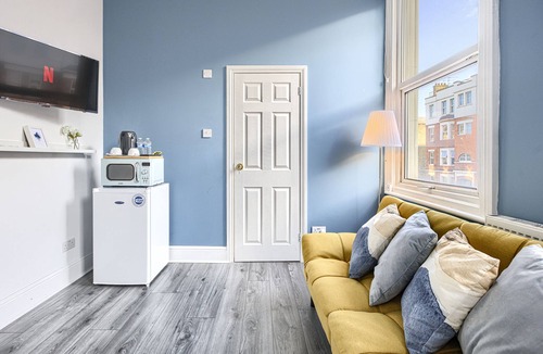 Hackney Central Apartment | Suite-Deluxe-Shared Bathroom-Street View-1
