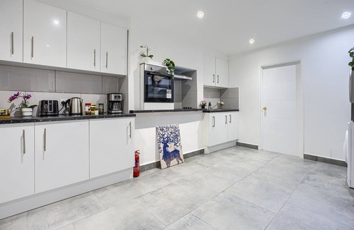 Hackney Central Apartment | Suite-Deluxe-Shared Bathroom-Street View-1