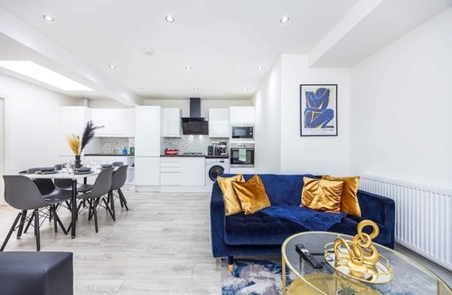 Shepherd's Bush Apartment | Summer Savings, Save More 20% | Spacious 9-Guest Home