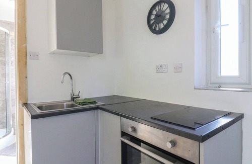 Earls Barton Cottage | SUNFLOWER, romantic, character holiday cottage in Northampton