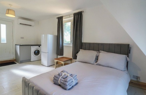 Earls Barton Cottage | SUNFLOWER, romantic, character holiday cottage in Northampton