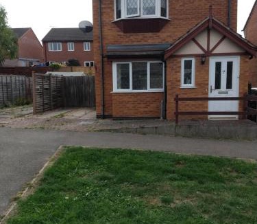 Grantham House | Sunningdale homely detached family,contractor 3 bed house with Parking