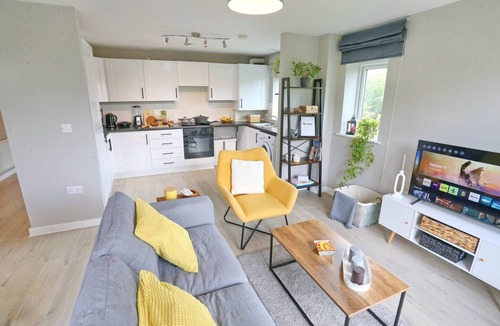 Manchester Apartment | Sunny Apartment - 8 Mins Drive to Coop Arena - Pass the Keys
