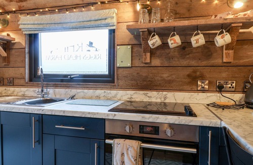 Scarborough Cottage | SUNSET RETREAT, romantic, with hot tub in Seamer, North Yorkshire