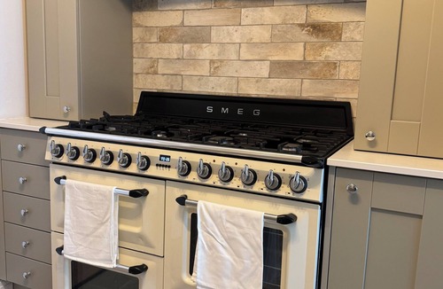 Harehills House | Superb 2-bedroom house close to Leeds City Centre, stunning decor and Jacuzzi.