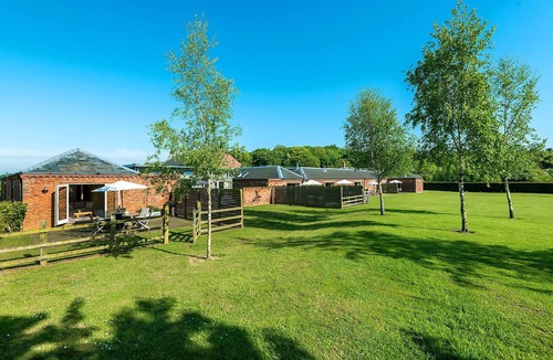 Sculthorpe Cottage | Swallows Nest cottage sleeps 10 guests in 6 bedrooms.
