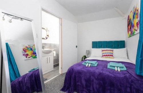 Whitkirk House | Temple by Alt-Stay Contractor Accommodation - 4 Bed Contractor Home With Parking, Wi-Fi & Full Kitchen - Ideal For Long stays