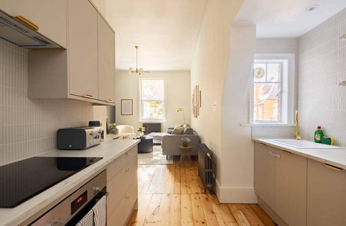 Chiswick Cottage | The Abinger Place - Inviting 2bdr House With Study Room & Garden