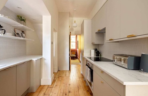 Chiswick Cottage | The Abinger Place - Inviting 2bdr House With Study Room & Garden
