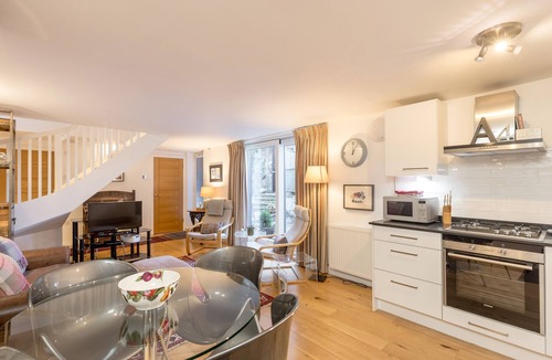 New Town House | The Albany Lane Residence is a stylish 2 bedroom modern mews with the original dating 1810