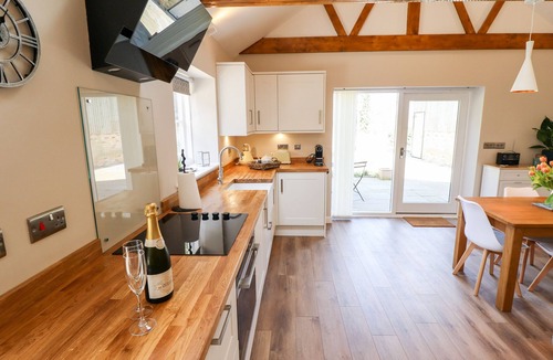 Sleaford House | THE ASPARAGUS SHED, pet friendly, with a garden in Heckington